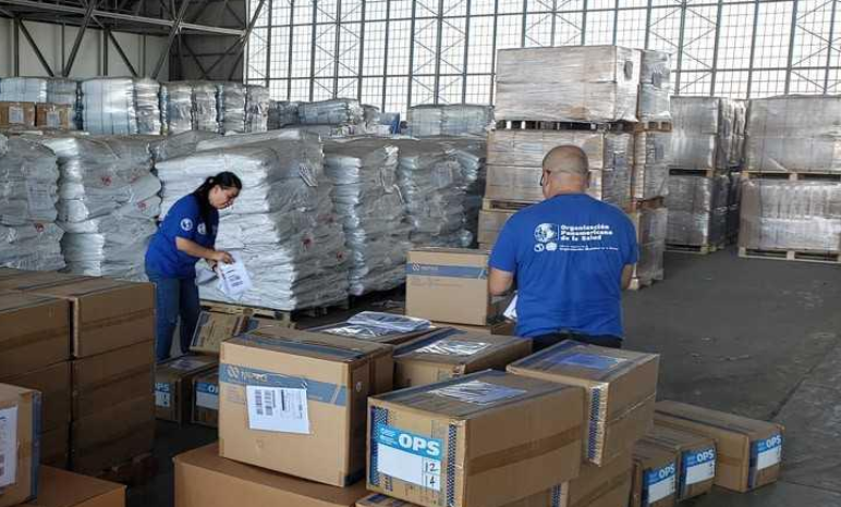 Depósito de produtos de proteção no Panamá, para serem enviados para a OMS