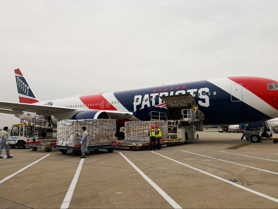O avião do Patriots chegou a Boston carregado com as máscaras no final da tarde