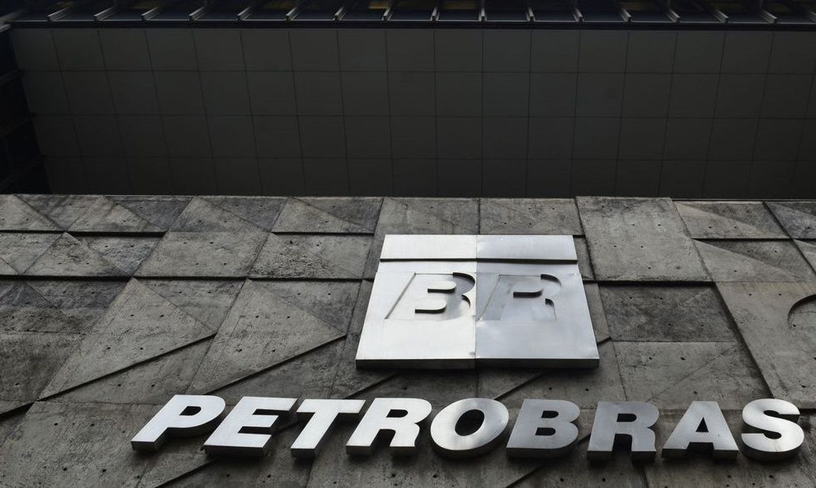 Apesar de redução maior do que em outras semanas, o preço dos derivados ainda está bem abaixo da queda praticada pela Petrobras nas refinarias, que já chega a 50% em relação ao início do ano