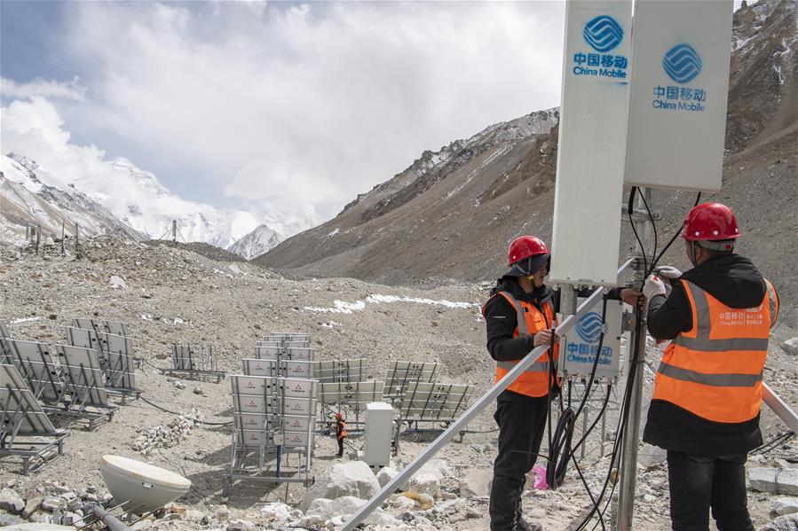 Trabalhadores chineses instalam antenas 5G no monte Everest