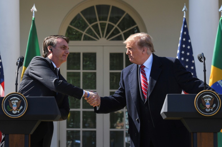 Nesta foto de arquivo tirada em 19 de março de 2019, o presidente dos EUA, Donald Trump, aperta a mão do presidente do Brasil, Jair Bolsonaro, na Casa Branca