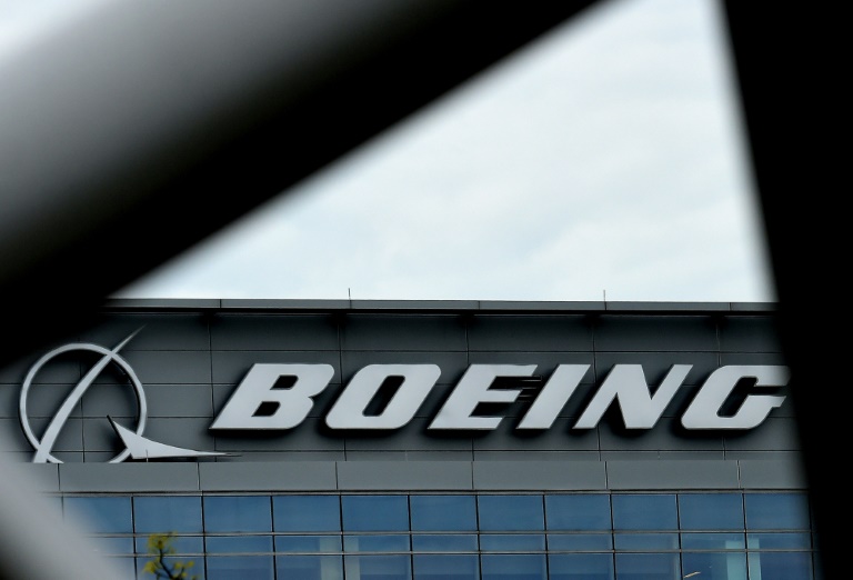 O futuro da Boeing, que contribui com 1% para o PIB da maior economia do mundo, agora é ofuscado pela crise de saúde planetária que dizimou o transporte aéreo e também pela concorrência incessante de sua rival europeia Airbus