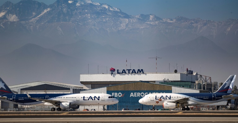Aviões da LATAM estacionados na pista do Aeroporto Internacional de Santiago, no Chile, em 26 de maio de 2020