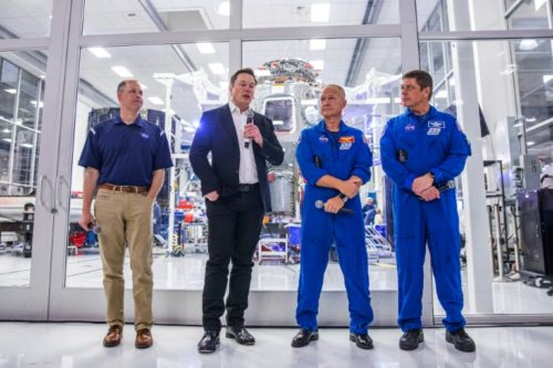 O chefe da Nasa, Jim Bridenstine, o fundador da SpaceX, Elon Musk, e os astronautas Doug Hurley e Bob Behnken, na sede da SpaceX em Los Angeles, em 2019