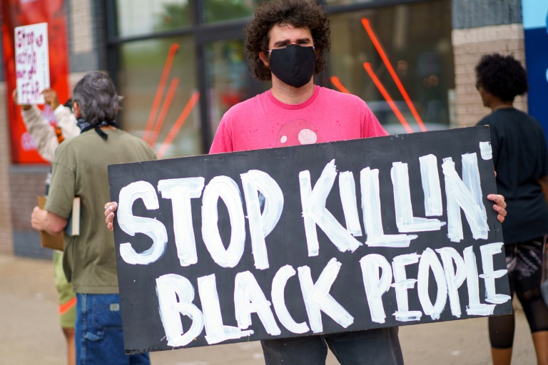 Homem protesta após a morte de George Floyd, um cidadão negro preso pela polícia, em 26 de maio, em Minneapolis