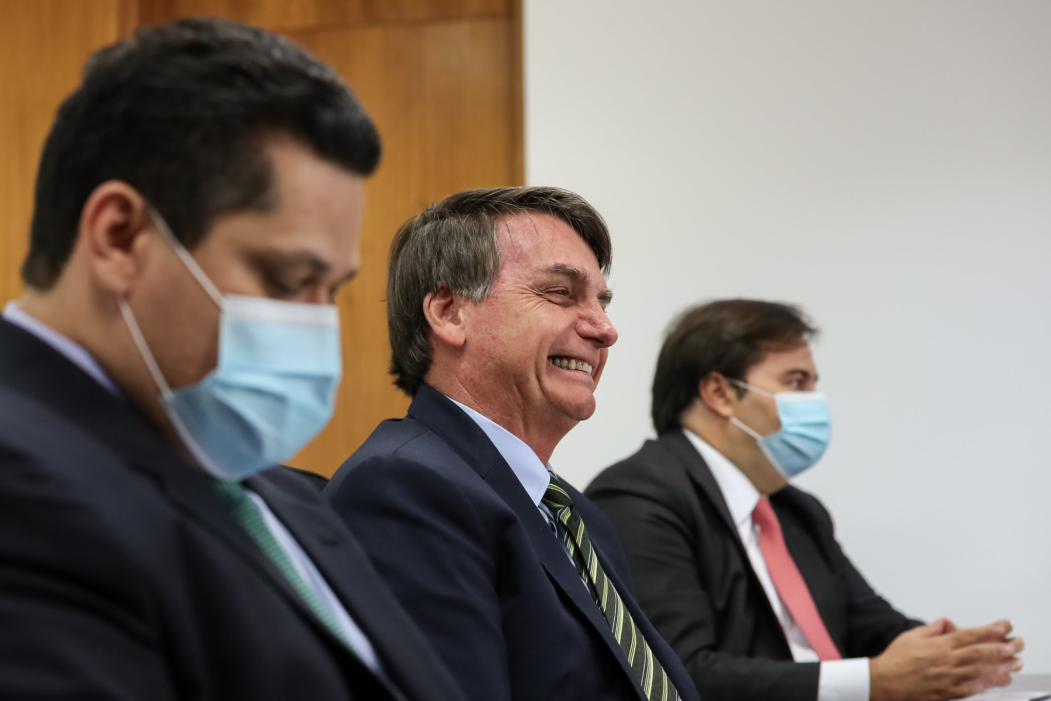 Jair Bolsonaro ao lado dos presidentes do senado, Davi Alcolumbre, e da Câmara, Rodrigo Maia
