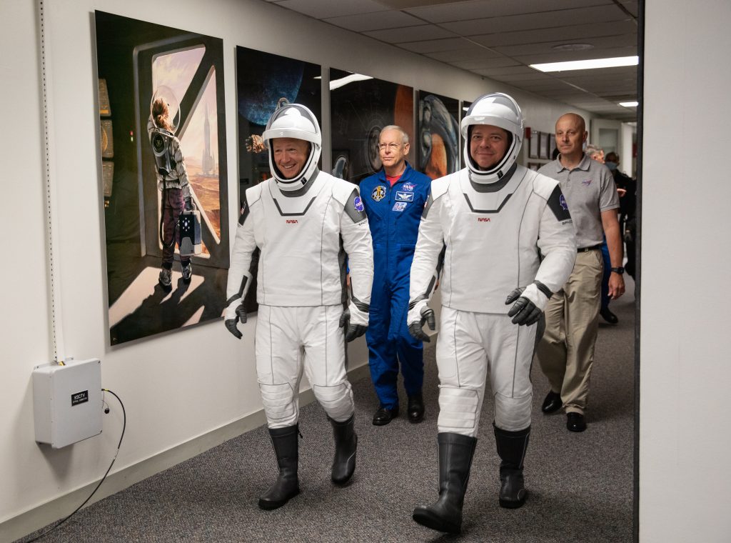 Os astronautas da NASA Robert Behnken e Douglas Hurley momentos antes de entrarem a bordo da espaçonave SpaceX Crew Dragon