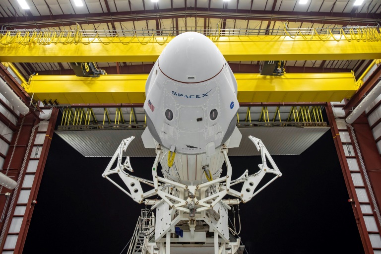A Crew Dragon e seu foguete Falcon 9 da SpaceX, em 21 de maio de 2020 no Centro Espacial Kennedy