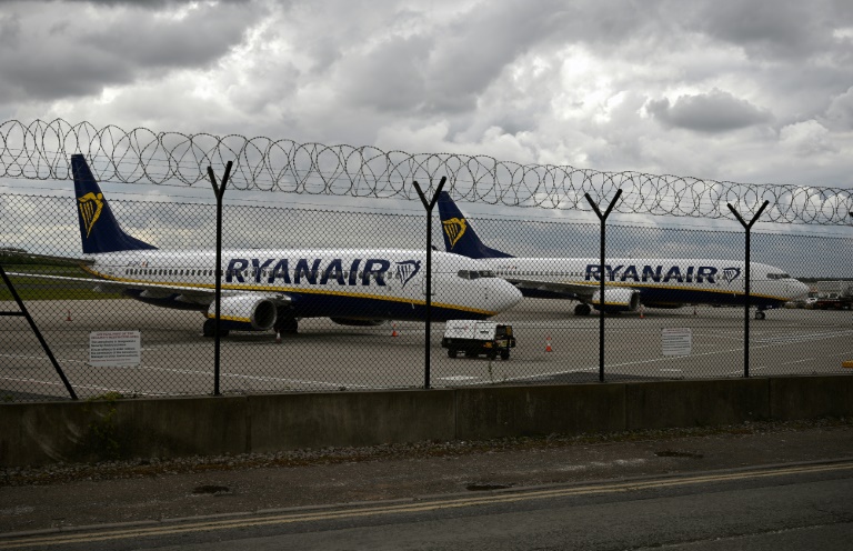Aviões da companhia Ryanair, no aeroporto de Manchester, no noroeste da Inglaterra, em 1o de maio de 2020 pela pandemia de coronavírus
