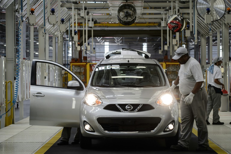 Veículo passa por inspeção final em linha de montagem dos modelos March e Versa no complexo industrial da Nissan do Brasil em Resende, no Rio de Janeiro