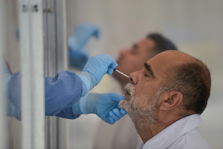 Profissional da saúde colhe amostras de um homem para testá-lo para o coronavírus, na unidade de Ciências Biológicas do Instituto Nacional Politécnico (IPN) na Cidade do México, em 25 de maio de 2020