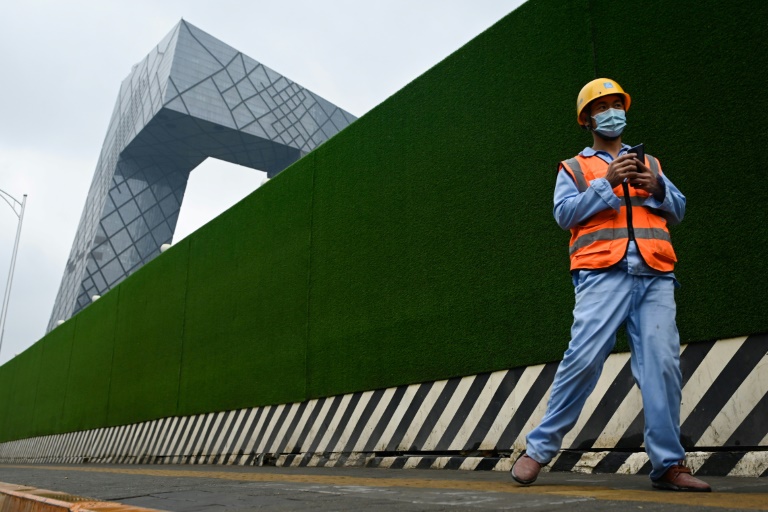 Operário usa máscara em área de construção em Pequim em 8 de maio de 2020