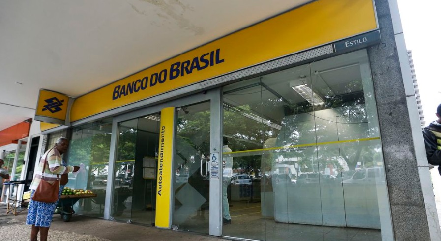 O Santander teve o melhor resultado, com lucro líquido consolidado de R$ 3,77 bilhões, entre janeiro e março, seguindo por pelo Itau Unibanco, com R$ 3,40 bilhões, Bradesco, com R$ 3,38 bilhões, e Banco do Brasil, com R$ 3,2 bilhões