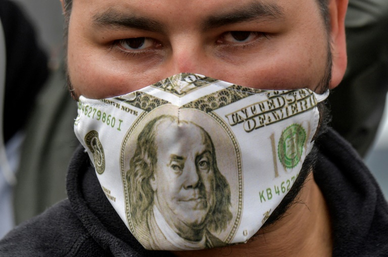Pessoa usa máscara de proteção personalizada em Bogotá