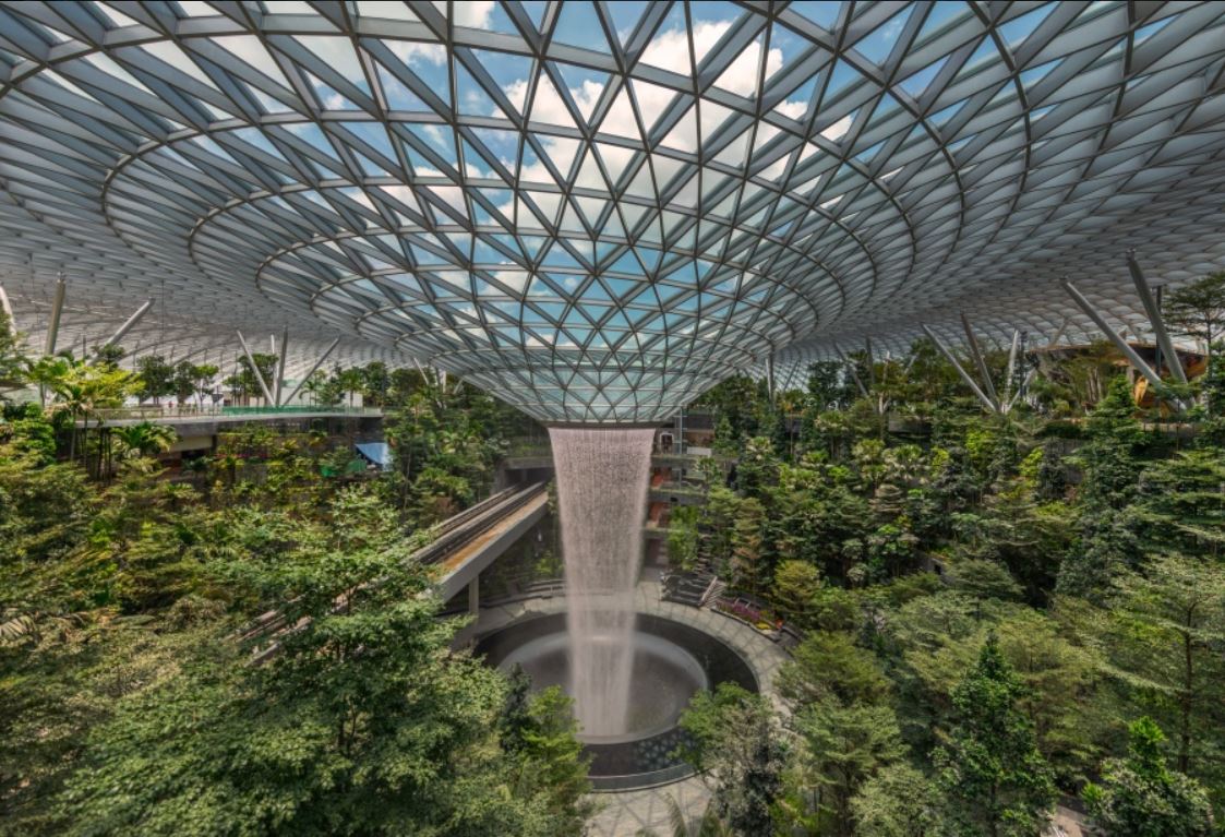 A HSBC Rain Vortex, com 40 metros de altura e é considerada a cachoeira interna mais alta do mundo e está no aeroporto de Cingapura