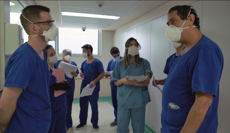 Médicos conversando na UTI de um hospital em São Paulo