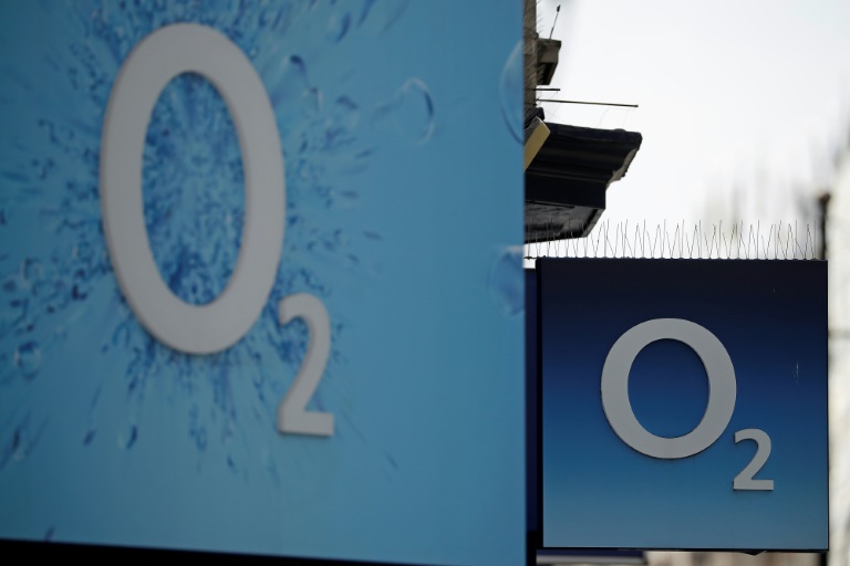 Logotipos de O2 na fachada de loja da empresa em Londres