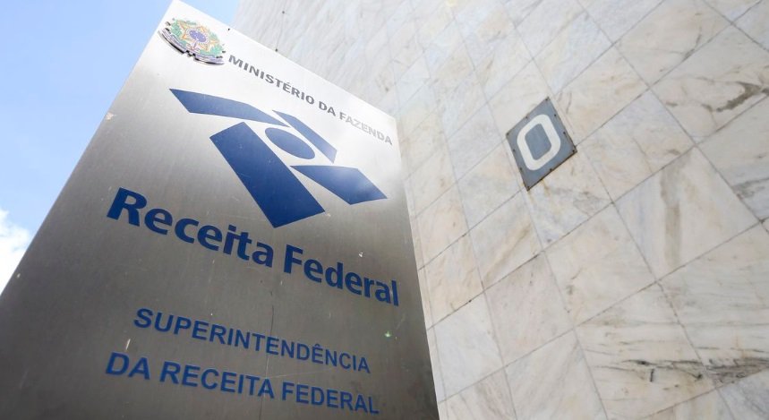 O texto estabelece que a prorrogação "não afasta a incidência de juros, na forma prevista na respectiva lei de regência do parcelamento"