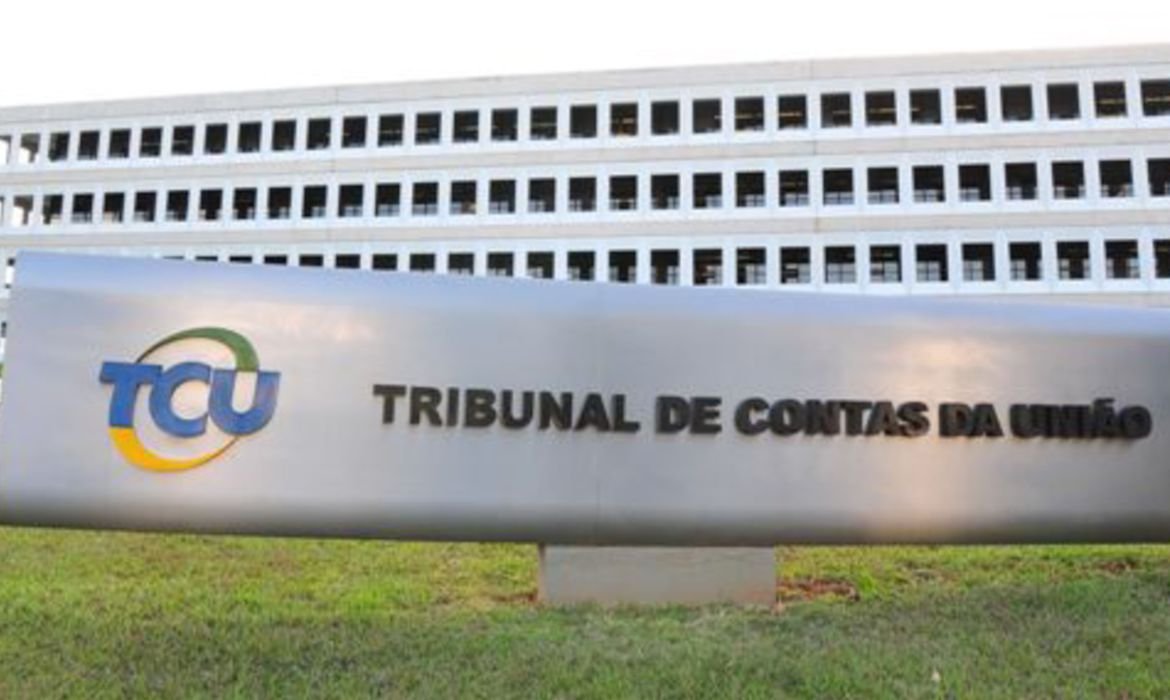 TCU: ministro Bruno Dantas do TCU determinou que, caso os ressarcimentos não tenham ocorrido até a data de fechamento da folha de pagamento de maio, seja feito o desconto no salário do militar que recebeu irregularmente