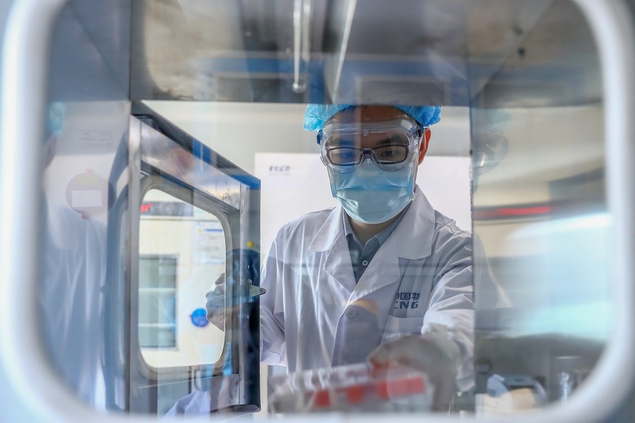 Um funcionário tira amostras da vacina contra a COVID-19 em uma planta de produção de vacinas do Grupo Nacional Farmacêutico da China (Sinopharm) em Pequim