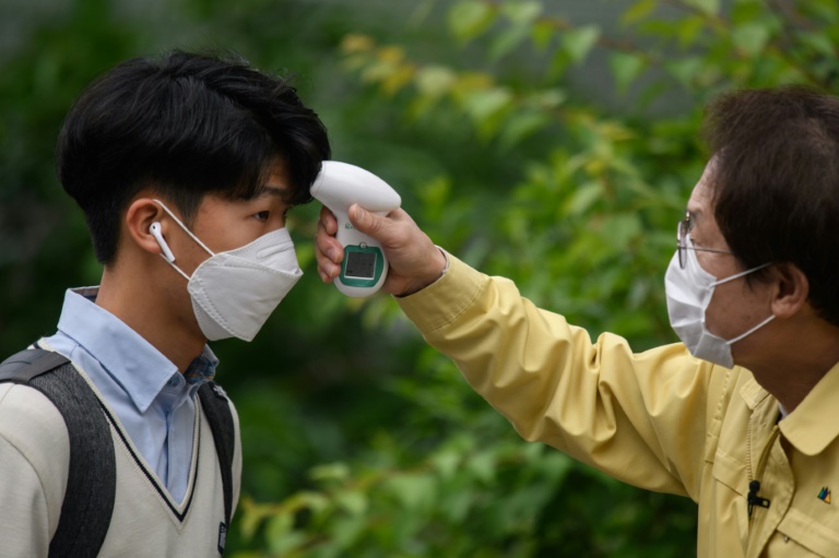 A Coreia do Sul foi um dos primeiros países afetados pela COVID-19, mas controlou a epidemia com medidas rígidas e graças à colaboração da população