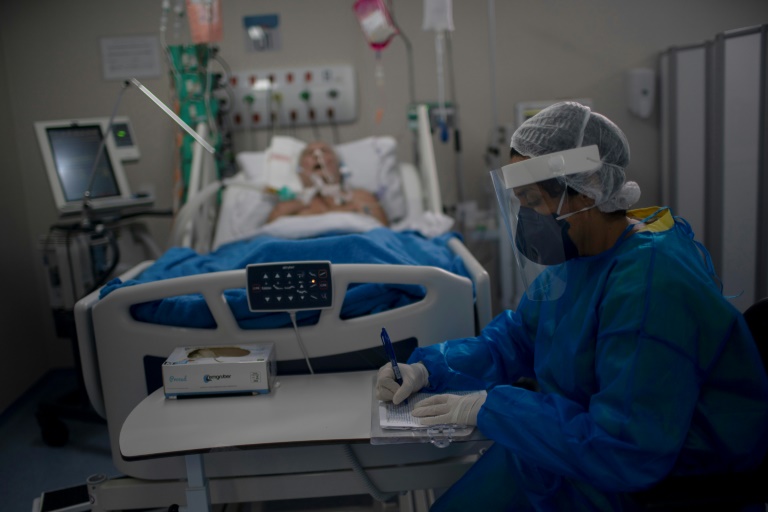 Enfermeira trabalha junto ao leito de um paciente com coronavírus na unidade de terapia intensiva do hospital público Doutor Ernesto Che Guevara em Maricá, estado do Rio de Janeiro, 5 de junho de 2020