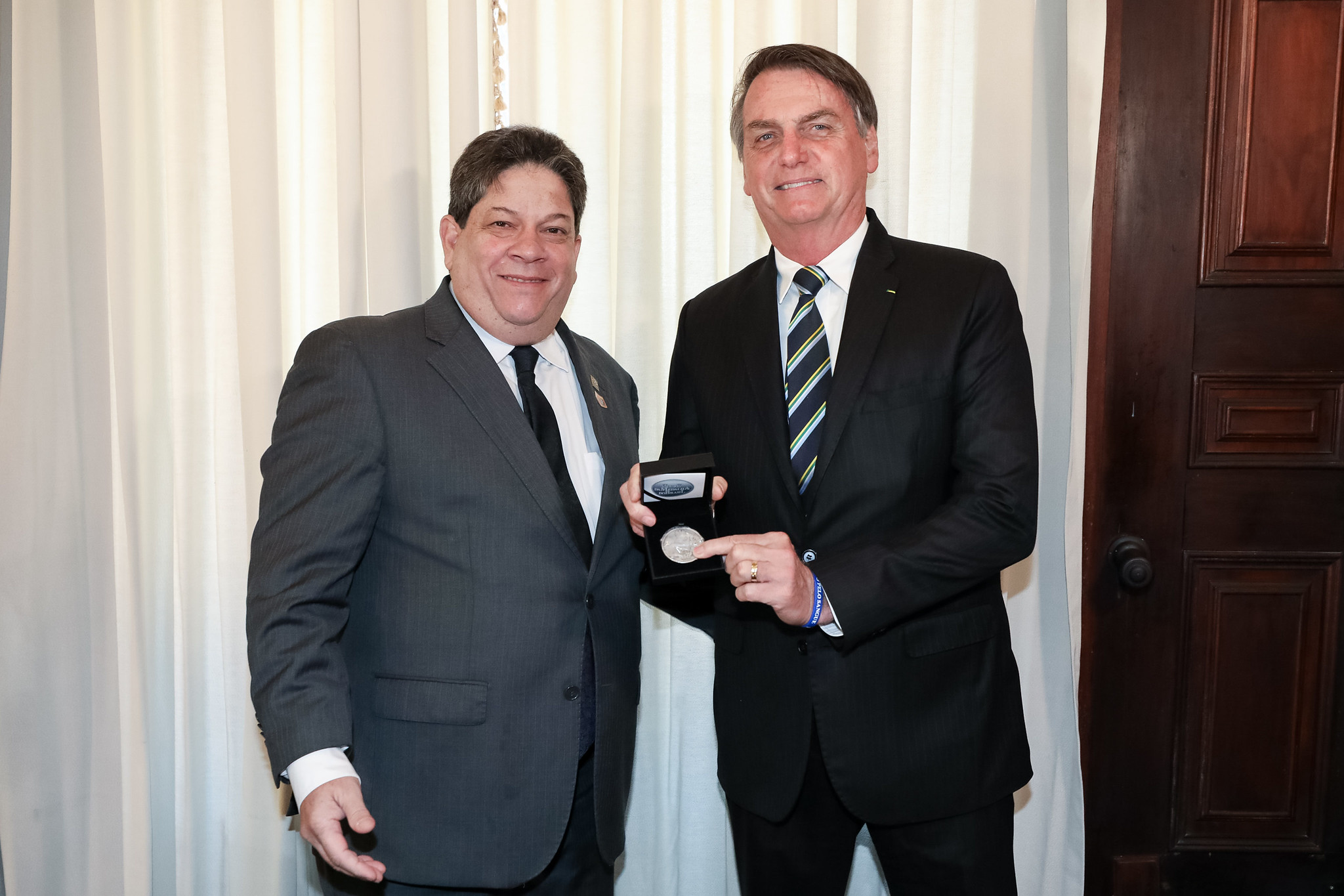O presidente Jair Bolsonaro ao lado do ex-presidente do Banco do Nordeste, Alexandre Borges Cabral