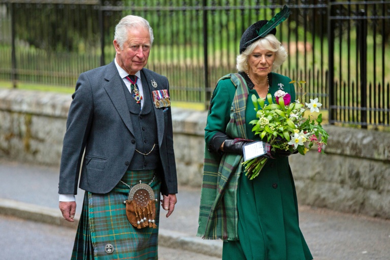 Príncipe Charles e sua esposa, Camila, em 8 de maio de 2020, en Balmoral, Escócia, na celebração do 75° aniversário da vitória dos aliados na Segunda Guerra Mundial