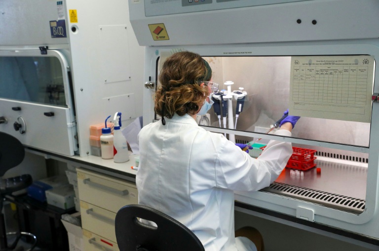 Cientista trabalha no laboratório do Grupo de Vacina da Universidade de Oxford, que tenta desenvolver um imunizante viável contra a covid-19
