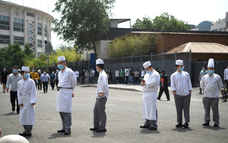 Funcionários de restaurantes em fila de testes da COVID-19 em Pequim