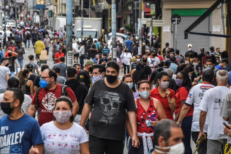 Moradores de São Paulo caminham por uma rua comercial do centro da cidade em 10 de junho de 2020, data da reabertura parcial do comércio