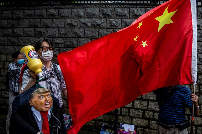 Manifestante pró-China com boneco do presidente americano Donald Trump diante do consulado dos Estados Unidos em Hong Kong, em 30 de maio de 2020