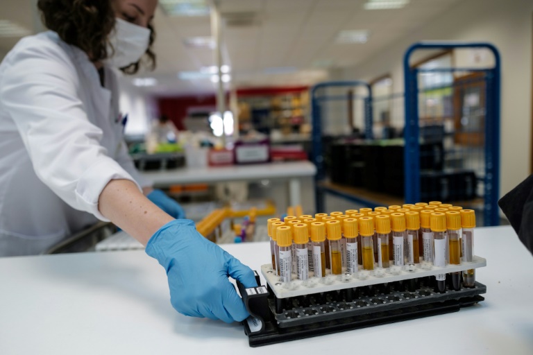 Técnica de laboratório organiza amostras de sangue antes de fazer testes de COVID-19, em 29 de maio de 2020, em Besançon, na França