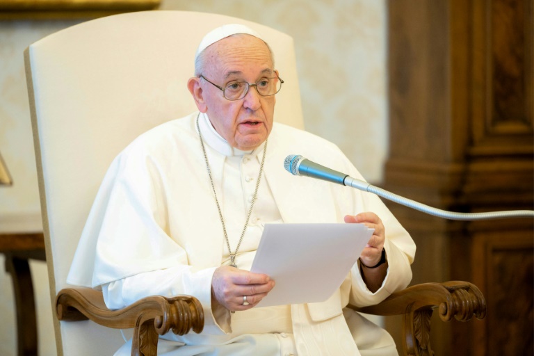 Foto divulgada pela mídia do Vaticano mostra o Papa Francisco em audiência privada no Vaticano