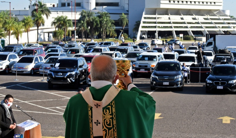 O arcebispo de Assunção celebra missa no estacionamento do Aeroporto Internacional Silvio Pettirossi