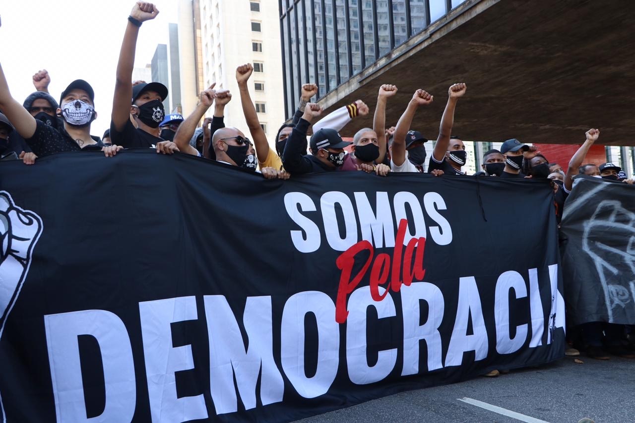 Um protesto contra o presidente Jair Bolsonaro reuniu manifestantes na Avenida Paulista no último domingo (31)