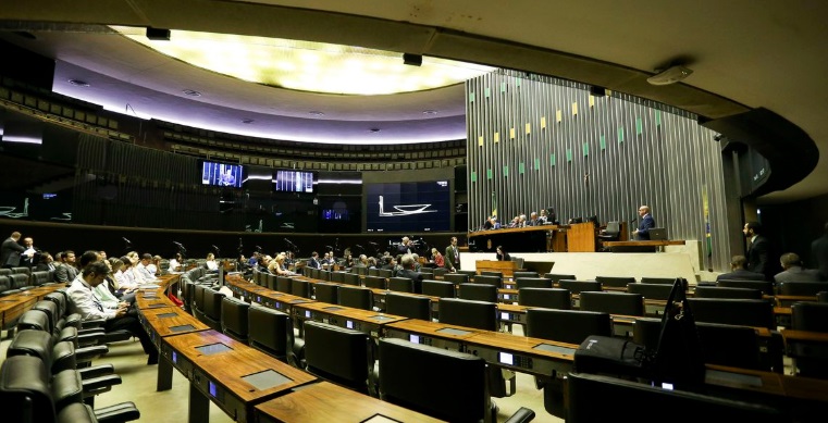 No início da sessão, a oposição apresentou requerimento para a retirada da proposta de pauta, que foi derrotado por 219 votos contra e 90 votos a favor