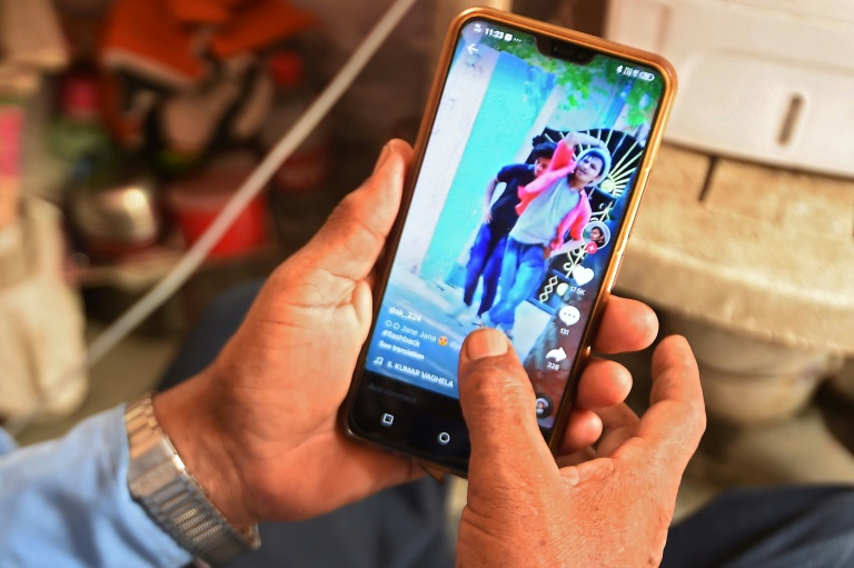 Homem usa o app TikTok, em 30 de junho de 2020, na cidade indiana de Faridabad, perto de Nova Délhi