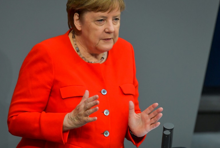 A chanceler alemã Angela Merkel discursa no Parlamento em 18 de junho de 2020