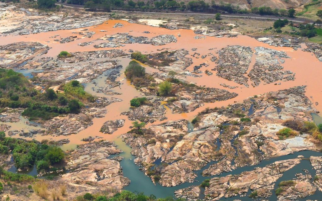 Imagem aérea mostra a a lama no Rio Doce, na cidade Resplendor
