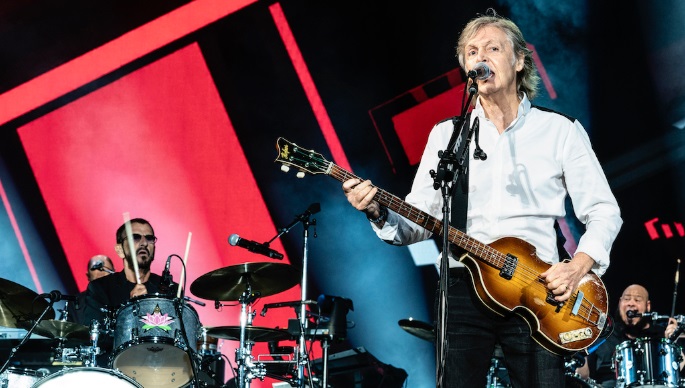 "É ultrajante que aqueles que pagaram seus ingressos não recebam seu dinheiro de volta", escreveu McCartney.