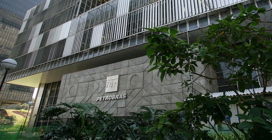 A Petrobras detém 89,257% dos direitos da jazida em parceria com Shell Brasil Petróleo Ltda (4,258%), Total E&P do Brasil Ltda (3,832%), Petrogal Brasil S.A (1,703%) e Pré-Sal Petróleo SA (PPSA), representando a União (0,950%).