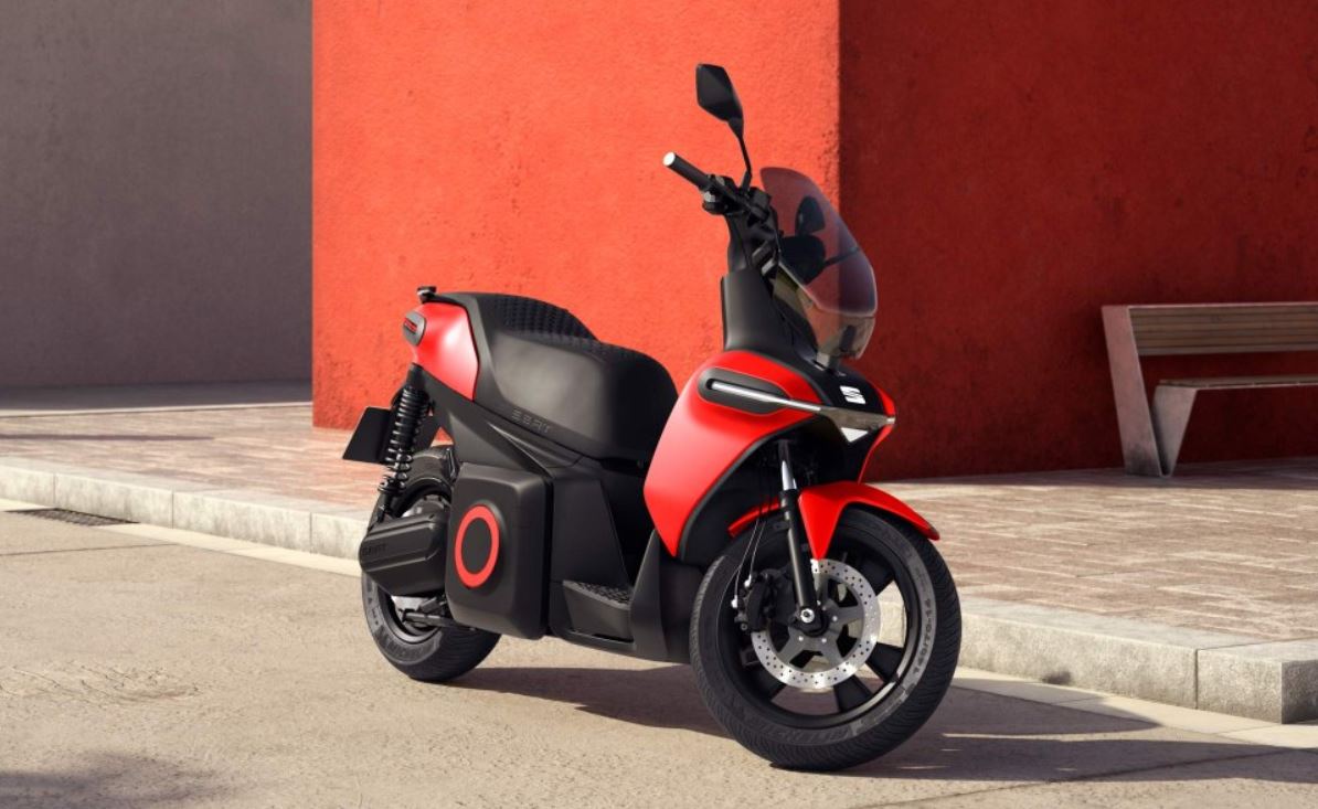 O Seat MÓ eScooter 125 é a primeira motocicleta da montadora e chega a uma velocidade máxima de 59km/h, alimentada por um motor elétrico de 12,1bhp