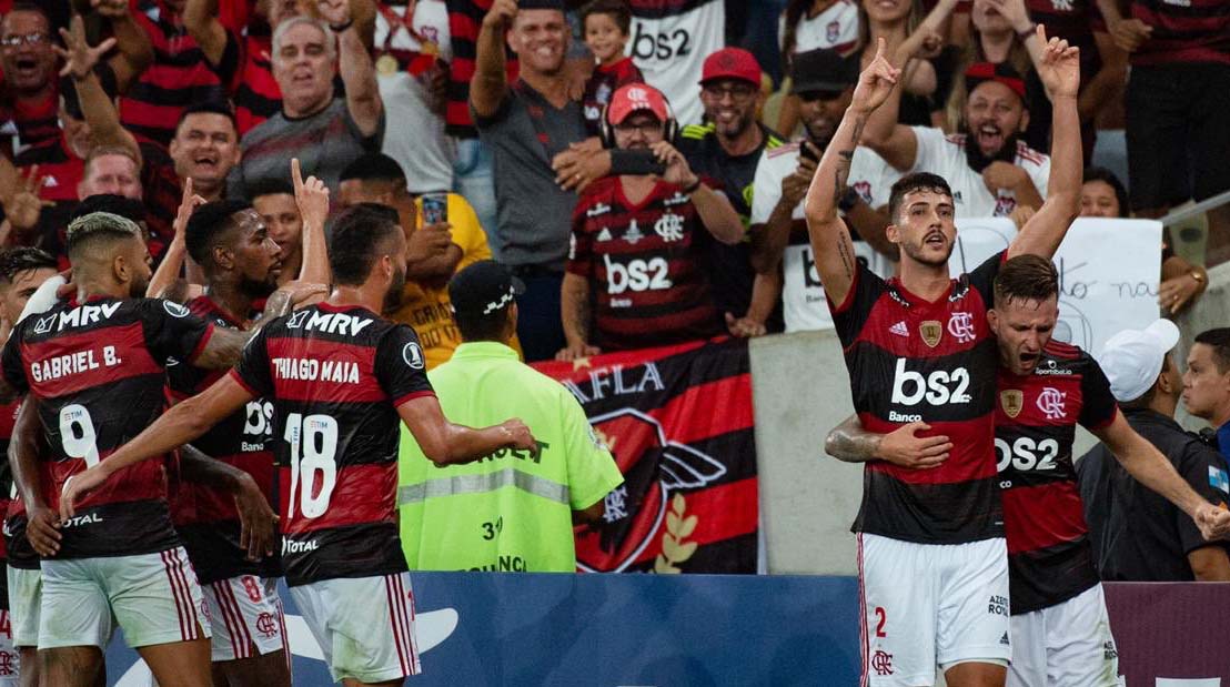 O acordo com o banco BS2 vai se encerrar no final de junho e o Flamengo deve escolher entre Amazon e Americanas