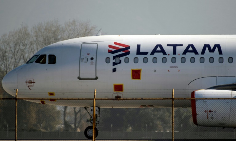 Avião da Latam Airlines na pista do Aeroporto Internacional de Santiago, em Santiago, em 26 de maio de 2020 durante a pandemia de coronavírus