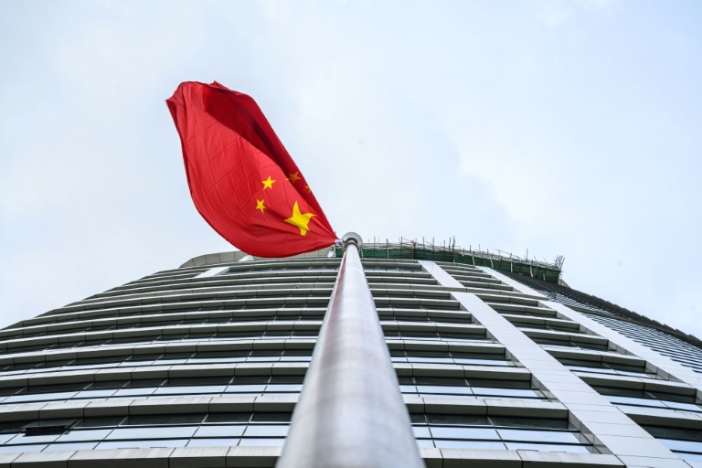 Bandeira da China balança do lado de fora do Gabinete de Salvaguarda da Segurança Nacional do Governo Central Popular na Região Administrativa Especial de Hong Kong, após sua inauguração oficial em 8 de julho