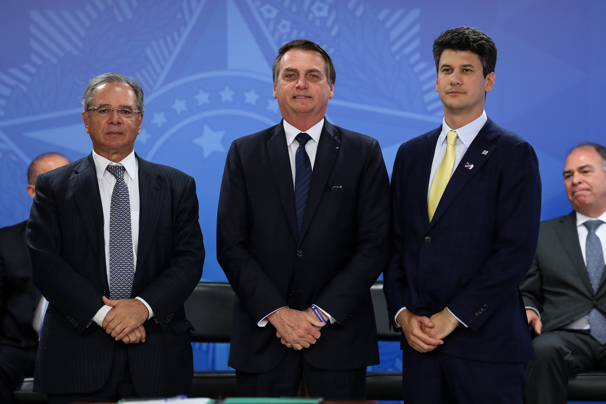 O ministro da Economia, Paulo Guedes, ao lado do presidente da república, Jair Bolsonaro, e o presidente do BNDES, Gustavo Montezano