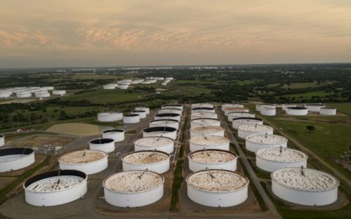 (Arquivo) Vista aérea de uma instalação de armazenamento de petróleo bruto em Cushing, Oklahoma, em 5 de maio de 2020
