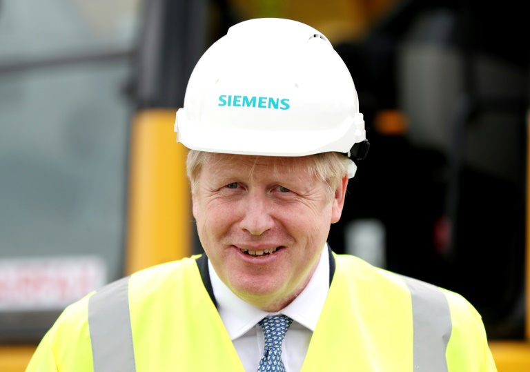O primeiro-ministro Boris Johnson promete um plano para recuperar a economia britânica