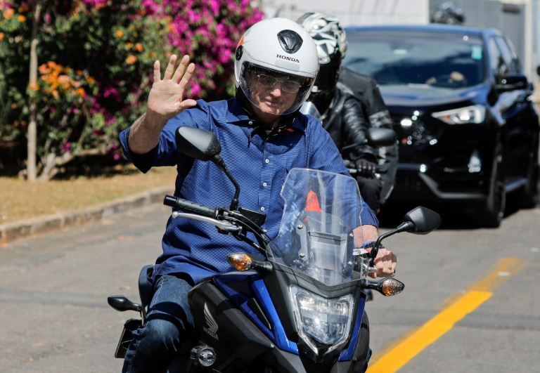 Bolsonaro vetou um dos trechos que regulamentava a ultrapassagem das motos em corredor e disse que "o motociclista cuida da vida dele" código de trânsito